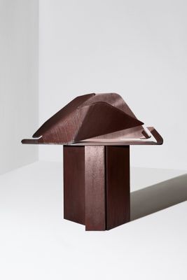 une photo d'une table en bois recouverte d'une nappe marron