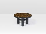 une table basse ronde avec des pieds noirs et un plateau en bois