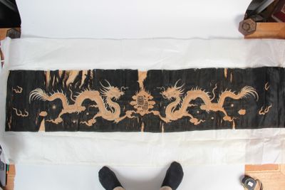 Grande soierie, Chinoise ou Vietnam, à décor de dragons. Épo…