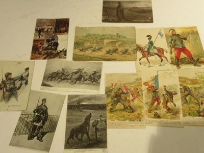 un lot de vieilles cartes postales sur une table