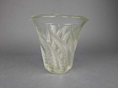 VASE en cristal dans le goût du modèle Fougères de Lalique.