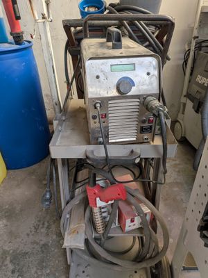une machine posée sur un chariot dans un garage