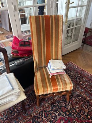 une chaise posée sur un tapis dans un salon