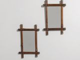 deux miroirs accrochés au mur l'un à côté de l'autre