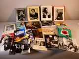 un grand nombre de livres posés sur une table