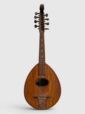 un gros plan d'un instrument en bois sur fond blanc