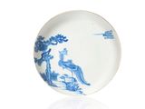 une assiette bleue et blanche avec un oiseau dessus