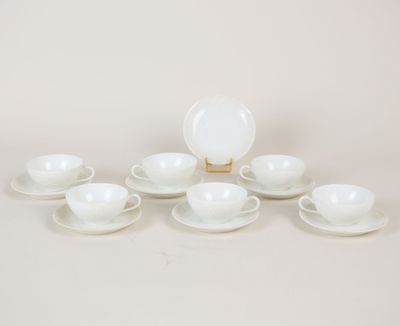 un service de six tasses et soucoupes blanches avec soucoupes