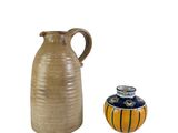 un petit vase et un autre petit vase posés l'un à côté de l'autre