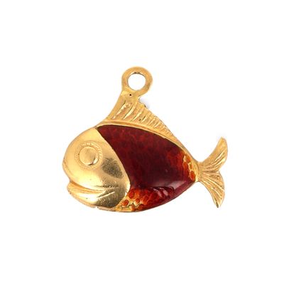un pendentif en forme de poisson doré et rouge sur fond blanc