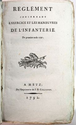 un vieux livre ouvert sur une table