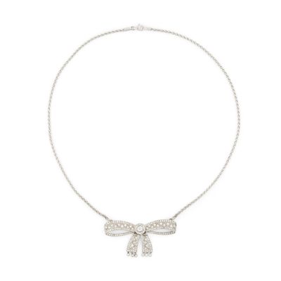 un collier avec un nœud sur une chaîne