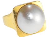 un gros plan d'une bague sertie d'une perle blanche
