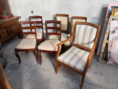 six chaises et une commode dans une pièce