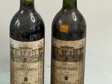 deux bouteilles de vin posées l'une à côté de l'autre sur une table