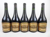 six bouteilles de vin sont alignées dans une rangée