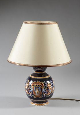une image représentant une lampe bleue et dorée munie d'un abat-jour blanc