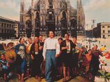 tableau représentant un groupe de personnes debout devant une grande cathédrale