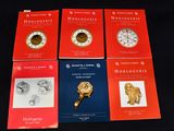 quatre livres posés sur une table, avec une horloge sur la couverture