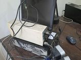 un bureau sur lequel se trouvent un écran, un clavier, une souris et d'autres appareils électroniques