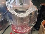 un mixeur posé sur un plan de travail recouvert d'un film plastique