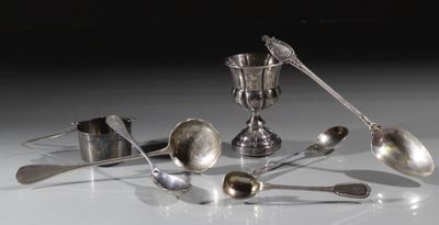 beaucoup de cuillères en argent et de cuillères à soupe sur une table