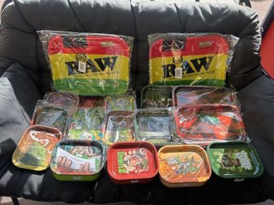 Ensemble de 17 plateaux métalliques