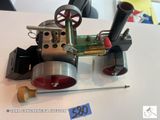 une maquette de machine à vapeur posée sur une table