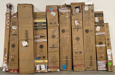 de nombreux cartons empilés sur le sol