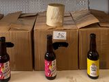 Plusieurs bouteilles de bière sont alignées sur une étagère dans un magasin