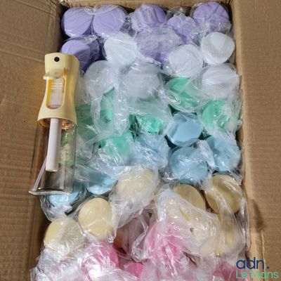 une boîte en carton remplie de bonbons de toutes les couleurs