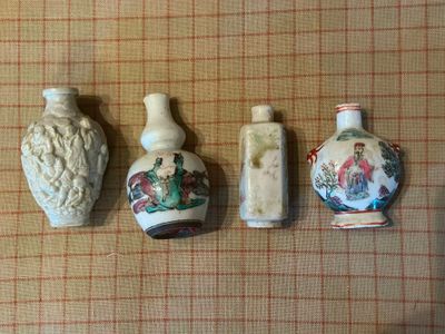 trois vases posés sur une table recouverte d'une nappe à carreaux rouges et blancs