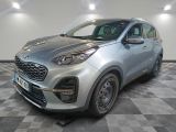une voiture argentée est garée sur le sol à carreaux d'un garage