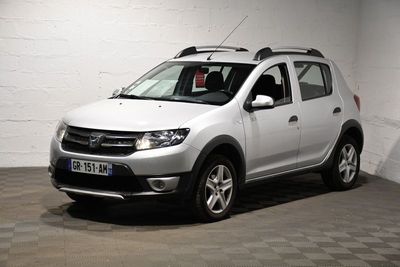 une photo d'une dacia blanche garée dans un garage