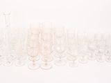 un grand nombre de verres à vin vides posés sur une table
