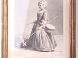 une vieille photo représentant une femme en robe longue tenant une canne