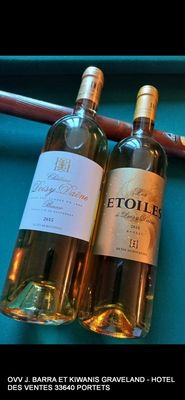 deux bouteilles de vin posées sur une table de billard