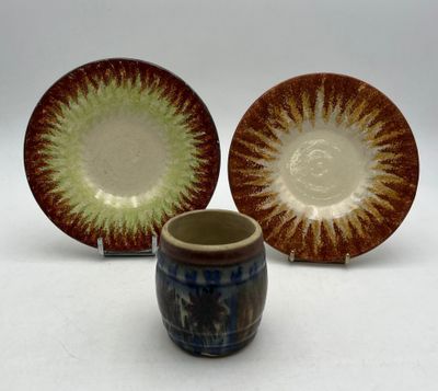trois pièces de poterie posées sur une table l'une à côté de l'autre