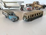 de nombreuses petites voitures et camions posés sur une table