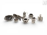 de nombreux objets en argent posés sur une surface blanche