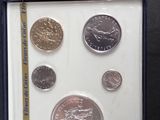 a picture of a picture of a coin set in a box
