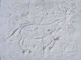une image représentant une plaque en pierre sur laquelle figure un cheval