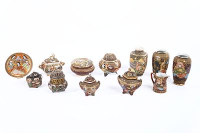 de nombreux types de vases et de bols sur la table