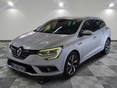 la voiture blanche est garée sur le sol à carreaux d'un garage