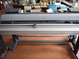la machine est posée sur la table dans la pièce