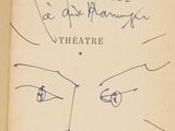 un vieux livre sur lequel est dessiné le visage d'un homme