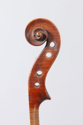 un vieux violon avec un fond en bois et un long manche