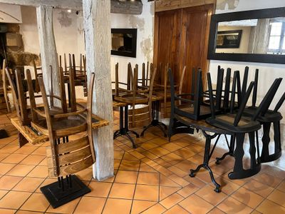 le nombre de chaises qui sont assises ensemble dans une pièce