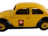 petite voiture jouet jaune avec une croix rouge sur le côté