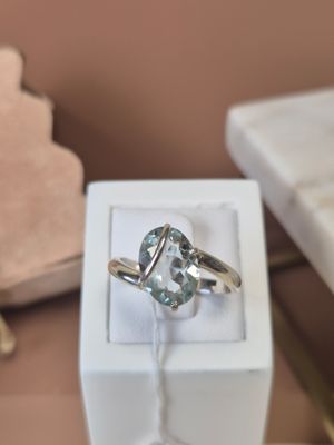 une bague qui se trouve dans une boîte sur une table
